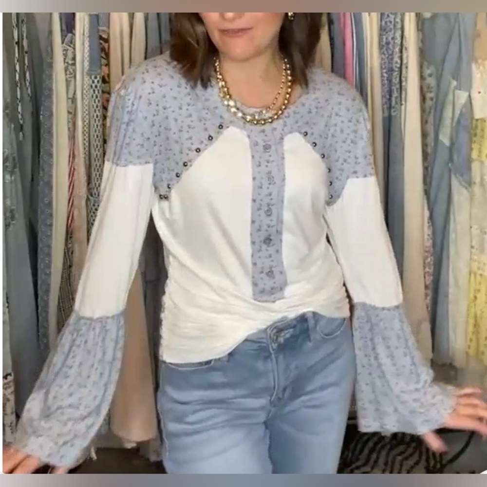 New POL Round Neck Henley Knit Top in Ivory w/ Blue Floral Bell Sleeves Sz Large